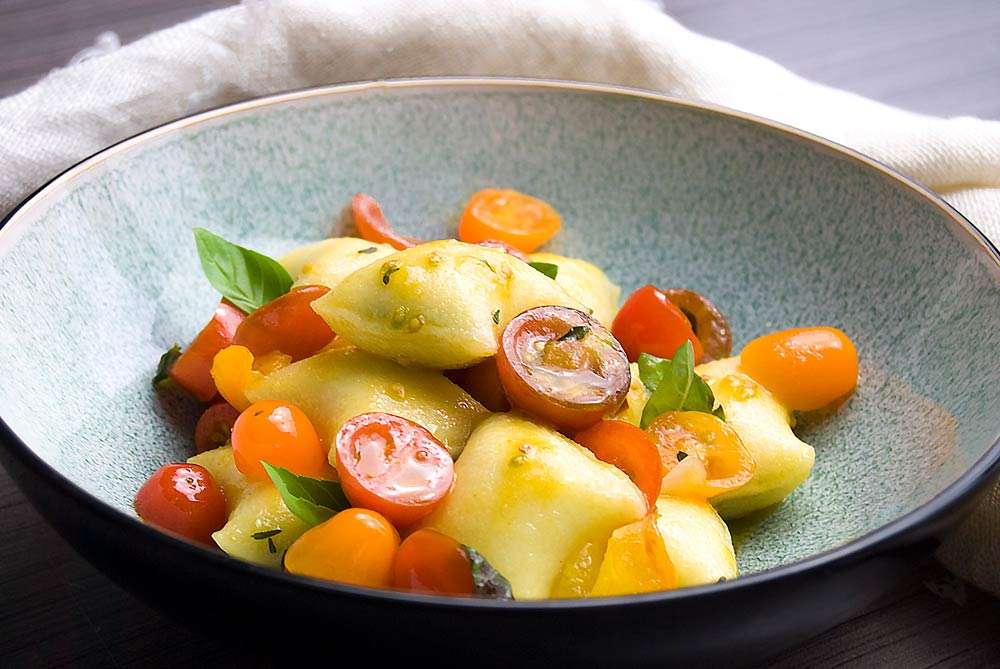 Gnocchi gefüllt mit Ricotta und Spinat mit marinierten Tomaten in Olivenöl