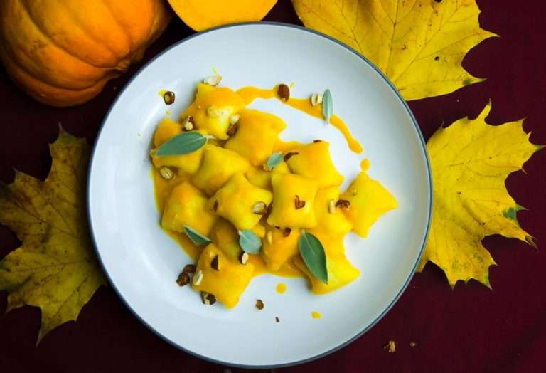 Rezept - Kartoffelgnocchi gefüllt mit Steinpilzen in Kürbis-Ingwer ...