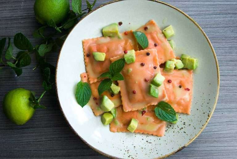 Rezept - Ravioloni (rot) gefüllt mit geräuchertem Wildlachs in Butter ...