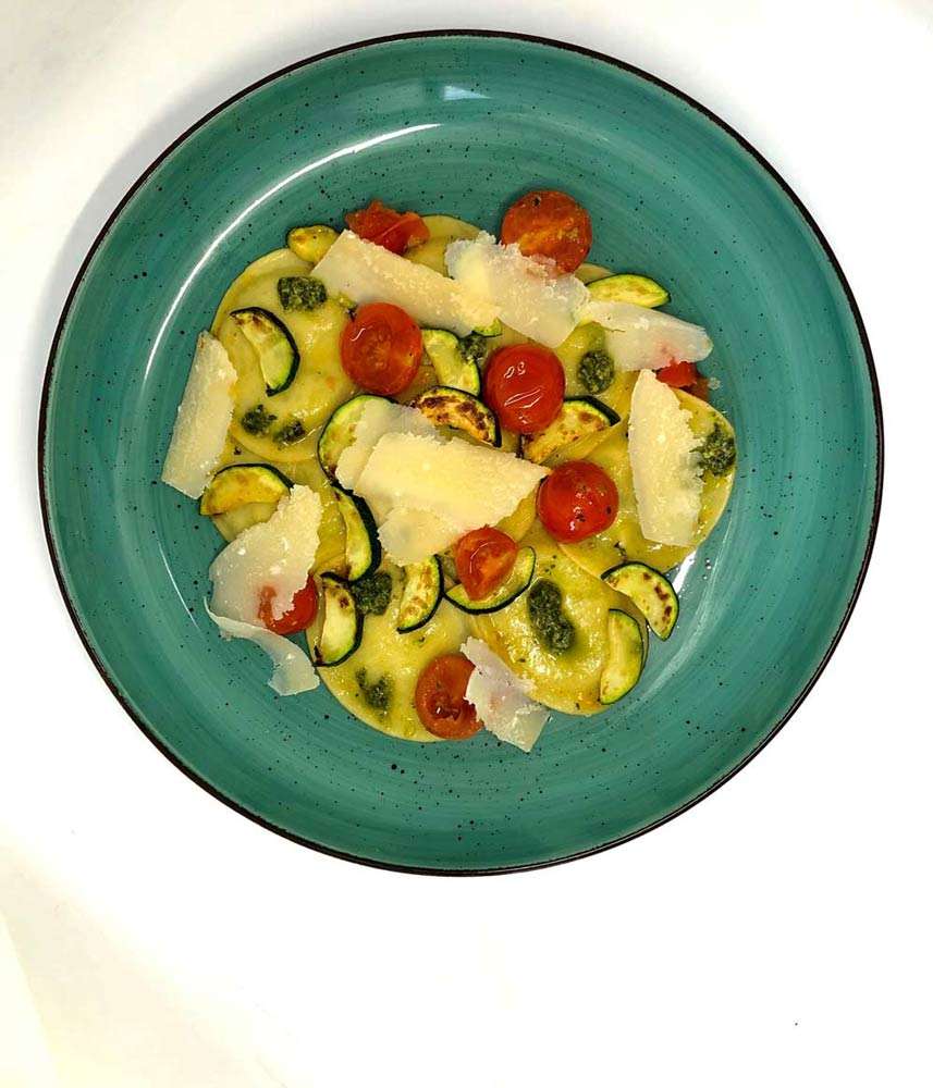 Tondi gefüllt mit grünem Spargel mit gebratenen Zucchini, Cherrytomaten und Bärlauchpesto