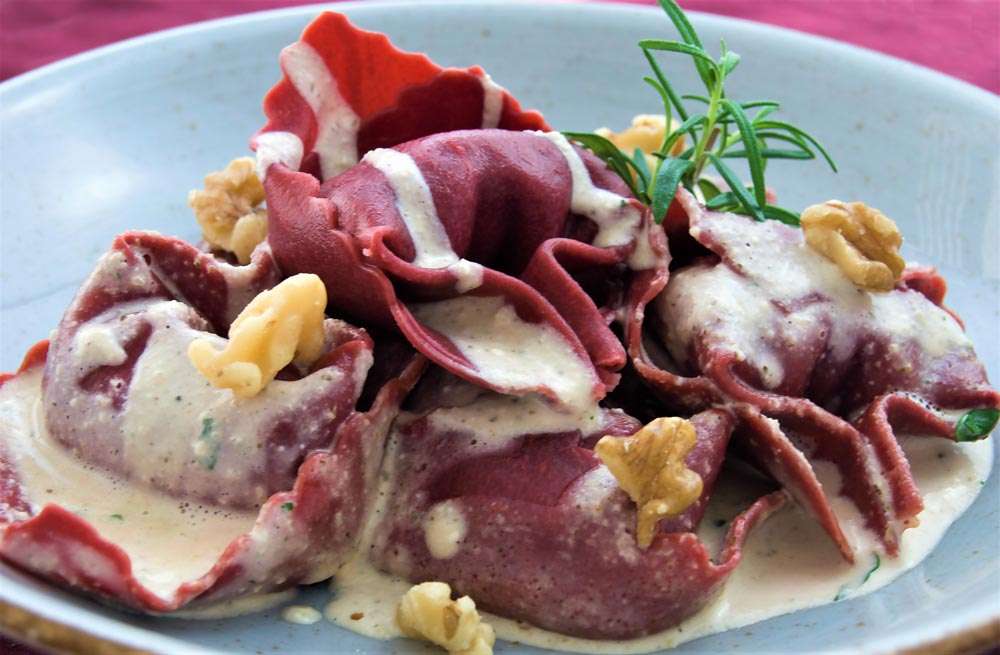 Tortelloni (Rote Beete-Teig) gefüllt mit Ziegenkäse-Trüffel in Mascarpone-Walnusspesto-Sauce