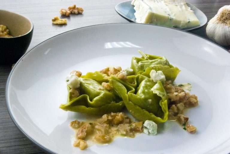 Rezept - Tortelloni (Spinatteig) gefüllt mit Ricotta und Spinat in ...