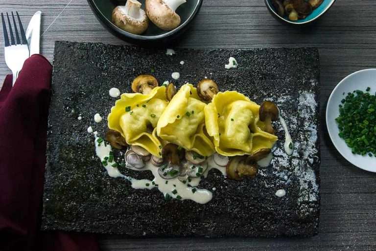 Rezept - Tortelloni gefüllt mit Ricotta und Trüffel in Schnittlauch ...